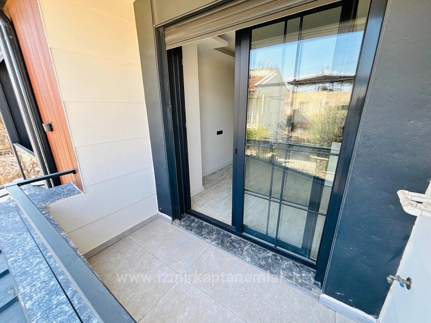 Renovierte 2+1-Wohnung Zum Verkauf In Der Deniz-Straße, Payamlı-Viertel, Seferihisar, Izmir.