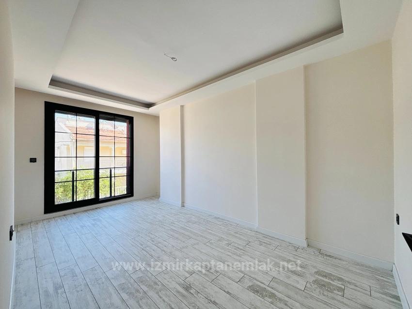 Renovierte 2+1-Wohnung Zum Verkauf In Der Deniz-Straße, Payamlı-Viertel, Seferihisar, Izmir.