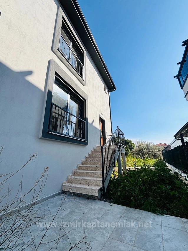 2+1 Villa Mit Garten Zum Verkauf Im Dorf Payamlı, Seferihisar, İzmir