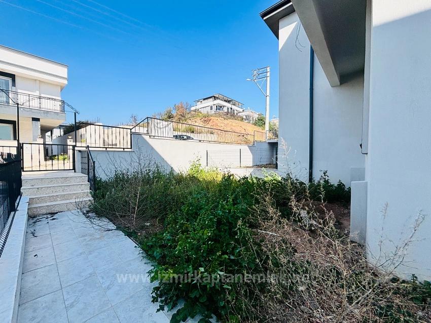 2+1 Villa Mit Garten Zum Verkauf Im Dorf Payamlı, Seferihisar, İzmir