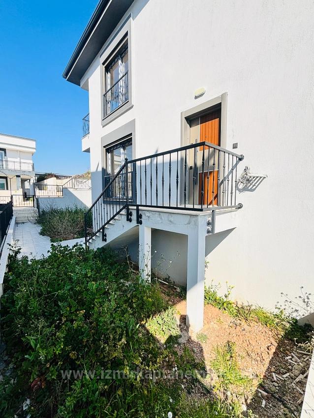 2+1 Villa Mit Garten Zum Verkauf Im Dorf Payamlı, Seferihisar, İzmir