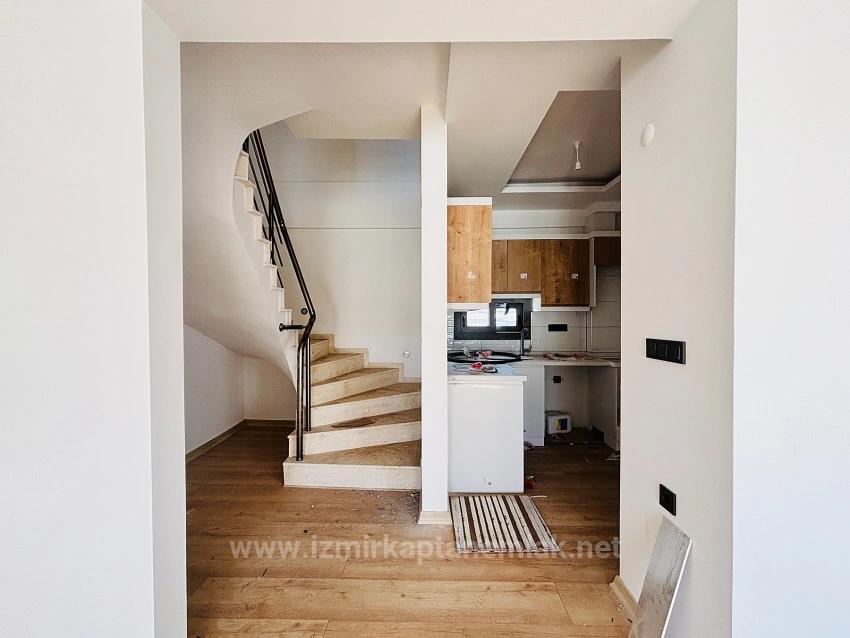 2+1 Villa Mit Garten Zum Verkauf Im Dorf Payamlı, Seferihisar, İzmir