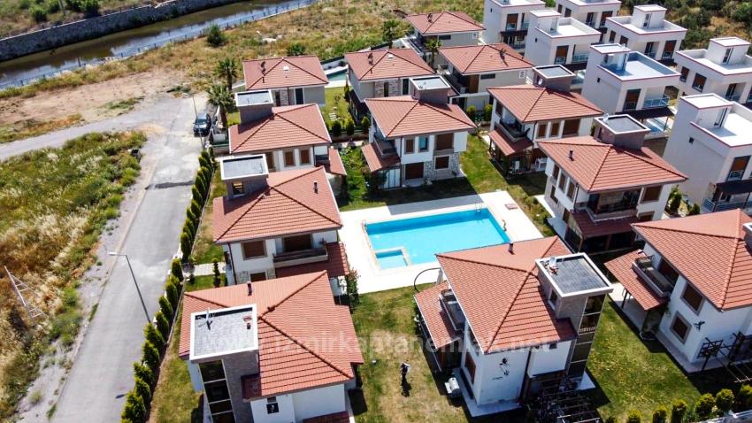 3+1 Villa Zum Verkauf In Einer Bewachten Wohnanlage Mit Swimmingpool Im Stadtteil Cumhuriyet, Seferihisar, Izmir.