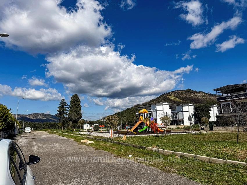 3+1 Villa Zum Verkauf In Einer Bewachten Wohnanlage Mit Swimmingpool Im Stadtteil Cumhuriyet, Seferihisar, Izmir.