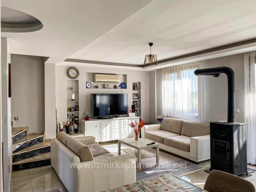 3+1 Villa Zum Verkauf In Einer Bewachten Wohnanlage Mit Swimmingpool Im Stadtteil Cumhuriyet, Seferihisar, Izmir.