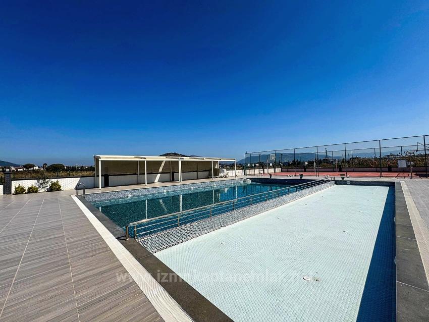 1+1-Apartment Zum Verkauf In Einer Anlage Mit Swimmingpool In Bengiler, Seferihisar, Izmir.