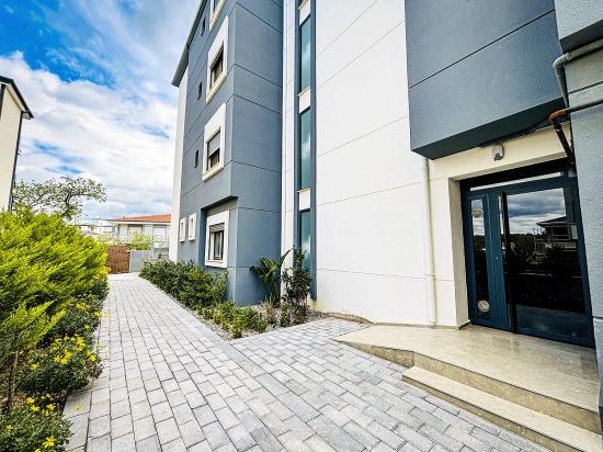 Gelegen In Einer Geschlossenen Wohnanlage Mit Swimmingpool Und Überwachungskameras Im Viertel Çolakibrahim Bey, Seferihisar, İzmir.