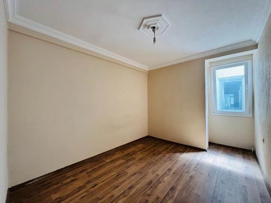 2+1-Zimmer-Wohnung Mit Geschlossener Küche, Nach Hinten Ausgerichtet, Bergblick, Im Stadtzentrum Von Bengiler, Seferihisar, Izmir