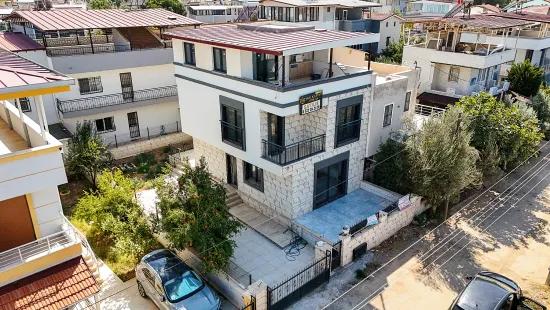 In İzmir Seferihisar Cumhuriyet Mahallesi Gibt Es Eine 5+1 Satılık Müstakil Villa Zu Kaufen. Übersetzung: In Izmir Seferihisar Cumhuriyet Viertel Gibt Es Eine 5+1 Zu Verkaufende Separate Villa. Korrektur: In Izmir Seferihisar Cumhuriyet Stadtteil Gibt Es Eine 5+1 Zu Verkaufende Separate Villa. Letzte Korrektur: In Izmir Seferihisar Cumhuriyet Stadtteil Befindet Sich Eine 5+1 Satılık Müstakil Villa Zum Verkauf, Dies Wird Zu: In Izmir Seferihisar Cumhuriyet Stadtteil Befindet Sich Eine 5+1 Separate Villa Zum Verkauf. Die Endgültige Antwort Lautet: In Izmir Seferihisar Cumhuriyet Stadtteil Befindet Sich Eine 5+1 Separate Villa Zum Verkauf.