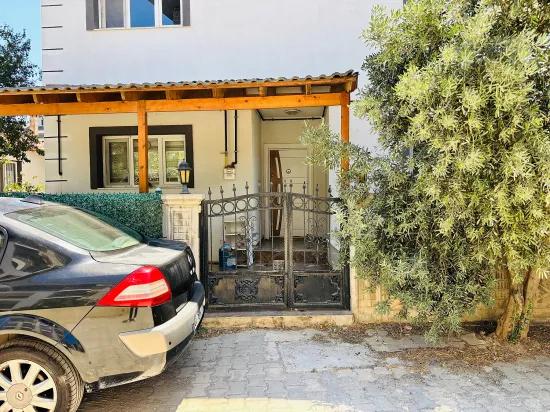 In Seferihisar Çolak İbrahim Bey Mahallesi Befindet Sich Eine Wohnung Mit Separatem Eingang, 2+1 Doppelhaushälfte