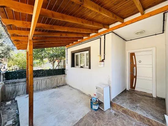 In Seferihisar Çolak İbrahim Bey Mahallesi Befindet Sich Eine Wohnung Mit Separatem Eingang, 2+1 Doppelhaushälfte