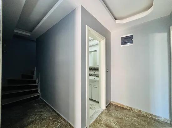 In Seferihisar Çolak İbrahim Bey Mahallesi Befindet Sich Eine Wohnung Mit Separatem Eingang, 2+1 Doppelhaushälfte