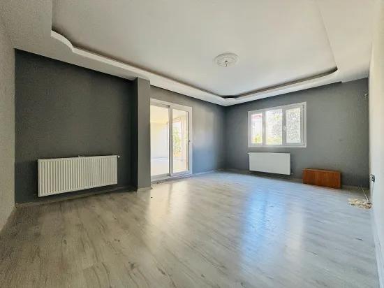 In Seferihisar Çolak İbrahim Bey Mahallesi Befindet Sich Eine Wohnung Mit Separatem Eingang, 2+1 Doppelhaushälfte