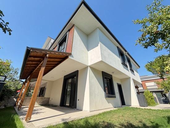 4+1-Zimmer-Villa Mit Garten In Seferihisar Doğanbey Zu Verkaufen, 400 Meter Vom Strand Entfernt