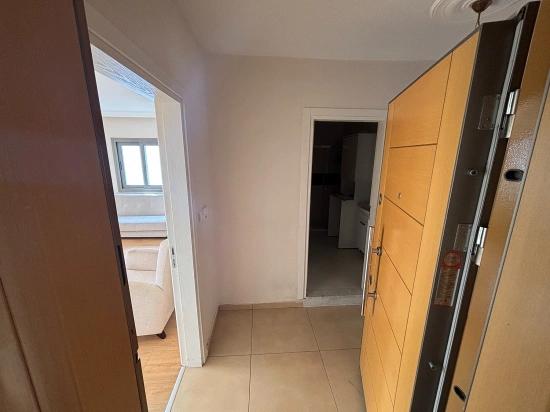 2+1-Zimmer-Wohnung Im Mittleren Stockwerk An Der Straße In Bengiler, Seferihisar