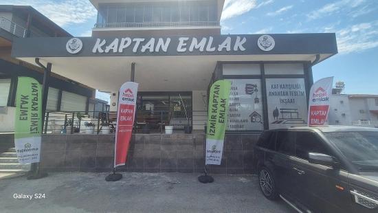 Ein Großer Coupon-Shop Steht Am Belebtesten Ort In Ürkmez Zum Verkauf.