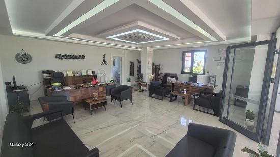 Ein Großer Coupon-Shop Steht Am Belebtesten Ort In Ürkmez Zum Verkauf.