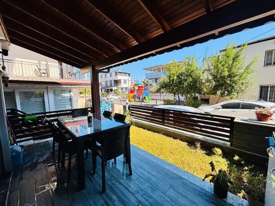 In İzmir Seferihisar Payamlı Viertel 400m zum Meer, mit Garten, 3+1, Villa zu verkaufen