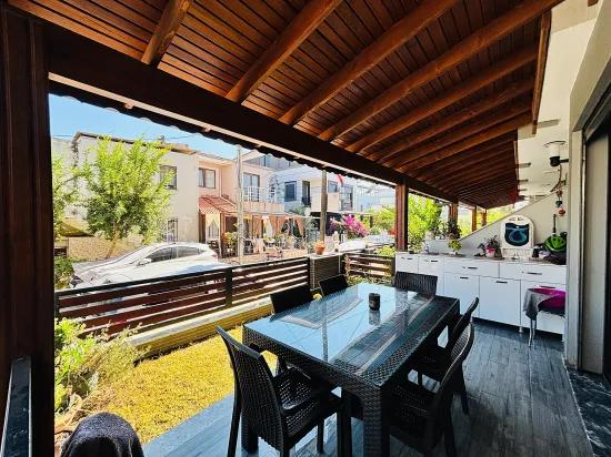 In İzmir Seferihisar Payamlı Viertel 400m zum Meer, mit Garten, 3+1, Villa zu verkaufen
