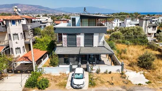 In İzmir Seferihisar Atatürk Mahallesi 2+1 geräumig mit Garten zu verkaufen Villa