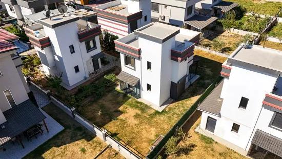 In İzmir Seferihisar Cumhuriyet Viertel mit gemeinsamem Eingang 3+1 zu verkaufen freistehende Villa