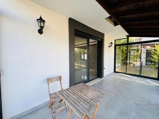 In İzmir Seferihisar Cumhuriyet Viertel mit gemeinsamem Eingang 3+1 zu verkaufen freistehende Villa