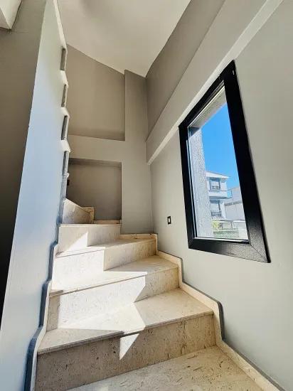 In İzmir Seferihisar Cumhuriyet Viertel mit gemeinsamem Eingang 3+1 zu verkaufen freistehende Villa
