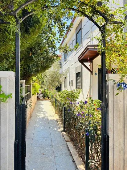 Im Stadtteil Payamlı In İzmir Seferihisar: Sommervilla mit Garten, 2+1, zu verkaufen
