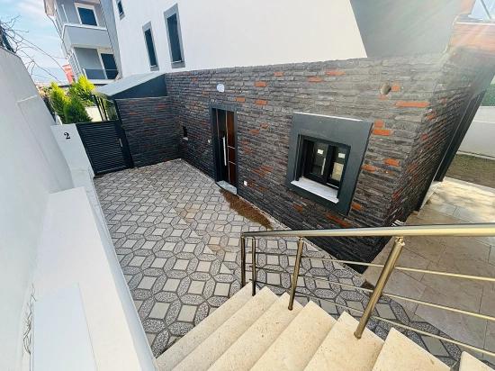 Villa Mit 4+1 Schlafzimmern Und Meerblick Sowie Eigentumswohnung In Seferihisar Doğanbey Zu Verkaufen