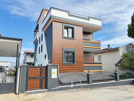 Villa Mit 4+1 Schlafzimmern Und Meerblick Sowie Eigentumswohnung In Seferihisar Doğanbey Zu Verkaufen