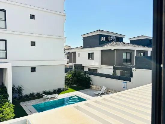 Seferihisar Im Necat Hepkon Nachbarschaft Im Wohnkomplex mit Pool freistehende Wohnung mit Garten zu verkaufen 2+1