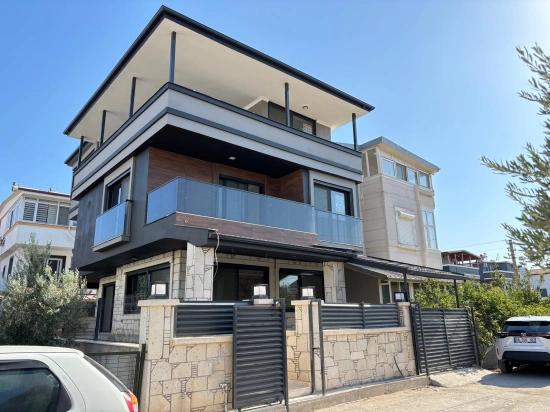 Großzügiges 6+2-Triplex-Apartment Im Zentrum Von Seferihisar Zu Verkaufen