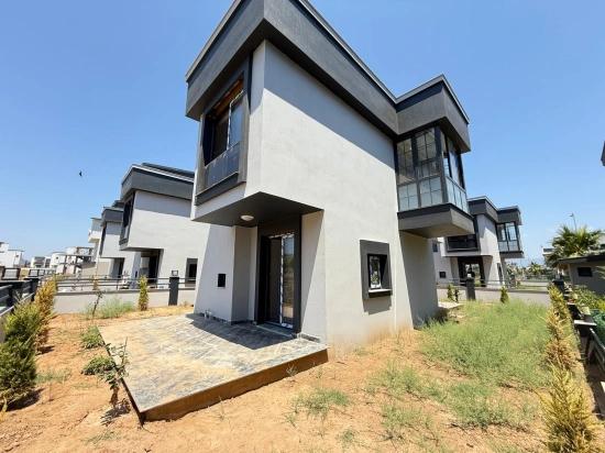 2+1 Villa Zum Verkauf Mit Eigenem Garten In Seferihisar Doğanbey