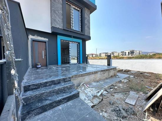 Brandneue 2+1-Villa Zum Verkauf Mit Großem Garten In Seferihisar Cumhuriyet