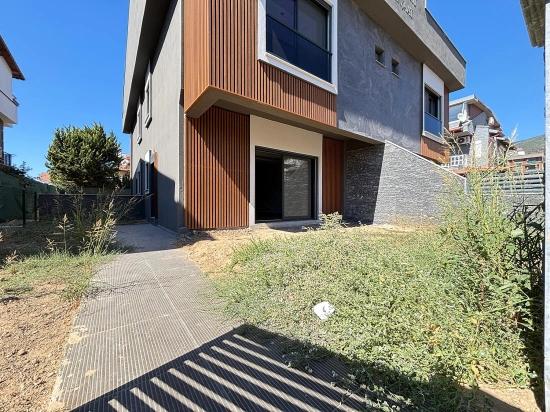 2+1-Zimmer-Villa In Menderes Özdere Zu Verkaufen, 100 Meter Vom Strand Entfernt, Mit Großem Garten