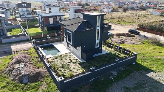 Freistehende Maisonette-Einzelvilla Mit Pool Im Stadtteil Düzce, Seferihisar, İzmir