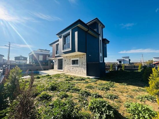 Freistehende Maisonette-einzelvilla Mit Pool Im Stadtteil Düzce, Seferihisar, İzmir