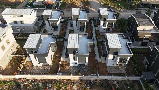 2+1 Villa Mit Großzügigem Garten In Einer Bewachten Wohnanlage Im Viertel Cumhuriyet, Seferihisar, Izmir