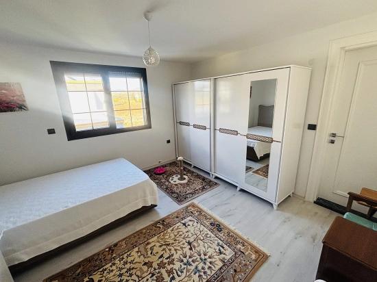 Freistehende Villa Mit 3+1 Schlafzimmern, Großem Garten Und Badezimmer En Suite In Jedem Schlafzimmer
