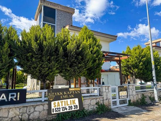 3+1 Villa Zum Verkauf In Einer Bewachten Wohnanlage Mit Swimmingpool Im Stadtteil Cumhuriyet, Seferihisar, Izmir.