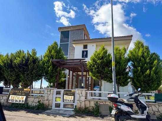3+1 Villa Zum Verkauf In Einer Bewachten Wohnanlage Mit Swimmingpool Im Stadtteil Cumhuriyet, Seferihisar, Izmir.