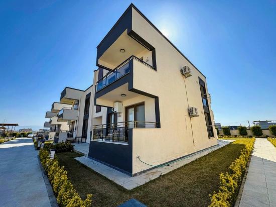 1+1-Apartment Zum Verkauf In Einer Anlage Mit Swimmingpool In Bengiler, Seferihisar, Izmir.