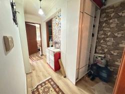 2+1-Zimmer-Wohnung Zum Verkauf In Seferihisar Ürkmez, Mittlere Etage, Vorderfassade, 450 M Vom Strand Entfernt