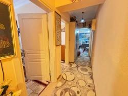 2+1-Zimmer-Wohnung Zum Verkauf Im Zentrum Von Seferihisar Ürkmez, 150 M Vom Strand Entfernt