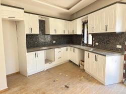 3+1 Villa Zum Verkauf In Menderes Özdere, Zentral Gelegen, Mit Garten Und Separater Küche