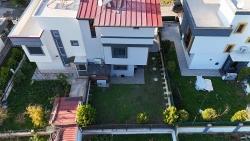 Freistehende Villa Mit 3+1 Schlafzimmern, Großem Garten Und Badezimmer En Suite In Jedem Schlafzimmer