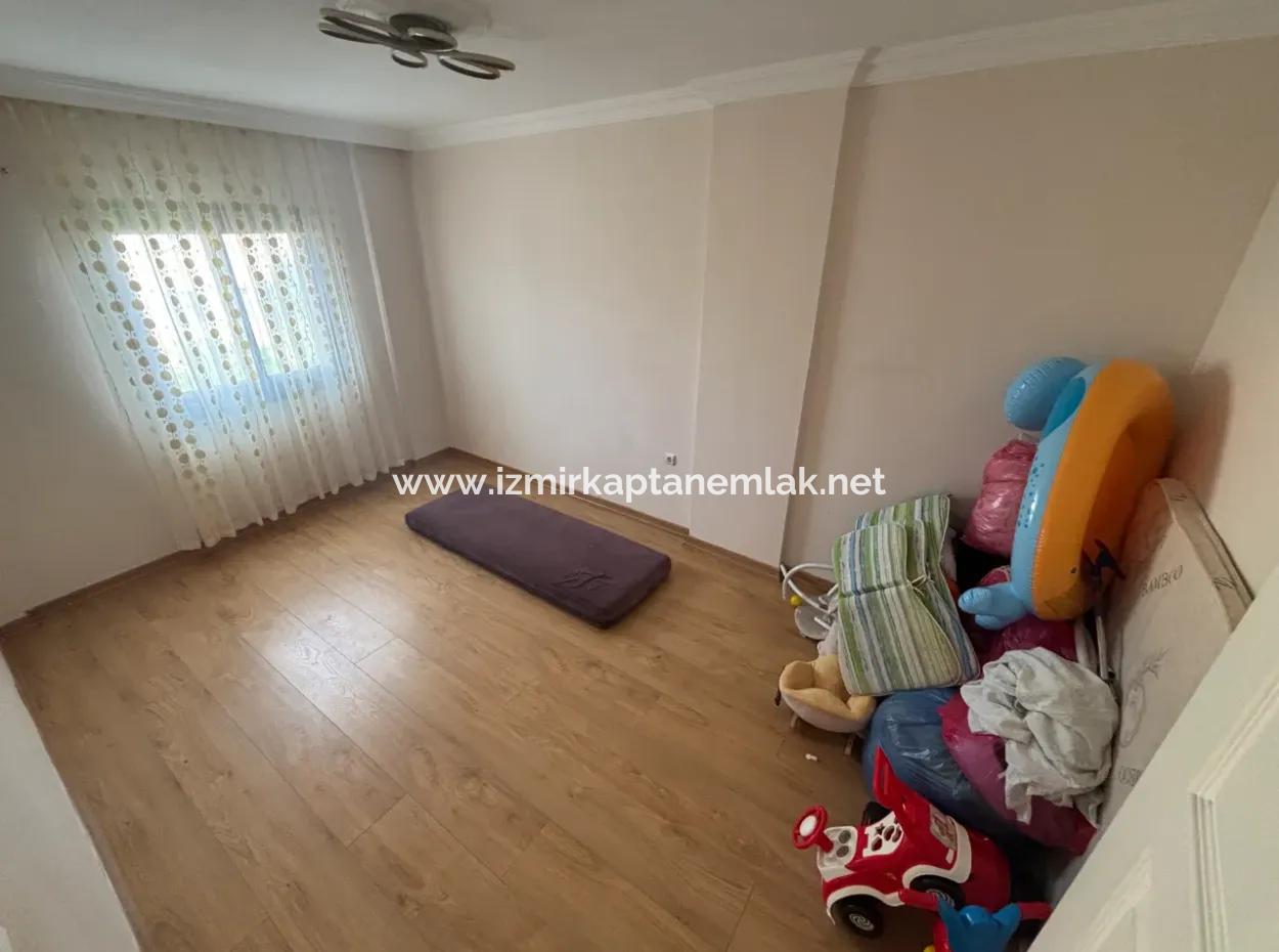 2 1 Wohnung Im Mittleren Stockwerk Auf Der Strasse In Seferihisar Bengiler