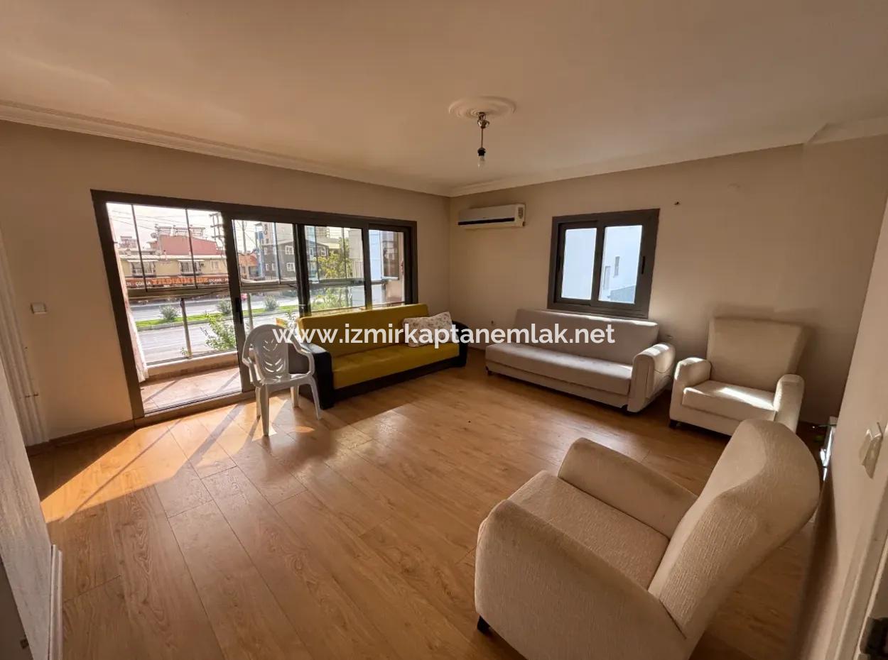 2 1 Wohnung Im Mittleren Stockwerk Auf Der Strasse In Seferihisar Bengiler