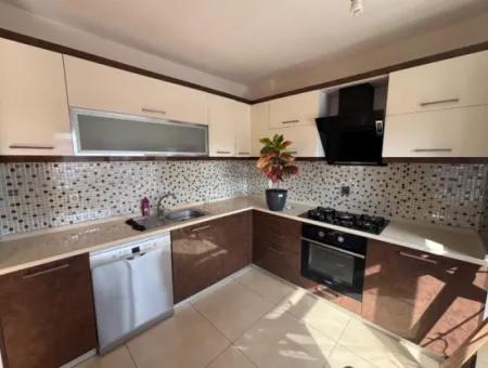 2 1 Wohnung Im Mittleren Stockwerk Auf Der Strasse In Seferihisar Bengiler