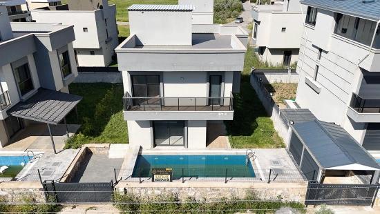 3+1 Freistehende Villa Mit Pool Zum Verkauf Im Stadtteil Cumhuriyet, Seferihisar, Izmir